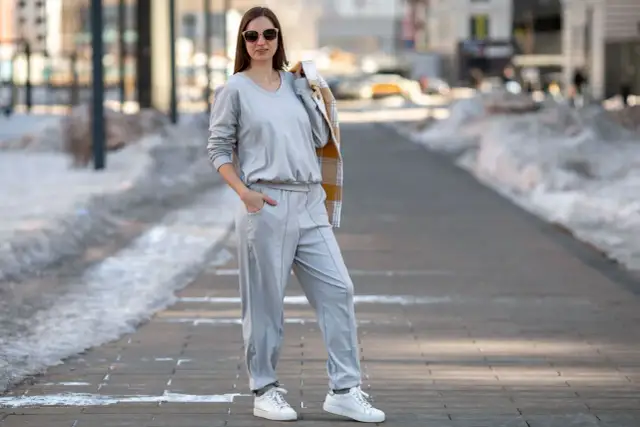 Co pasuje do szarych dresów damskich? Stylizacje, które zachwycają!