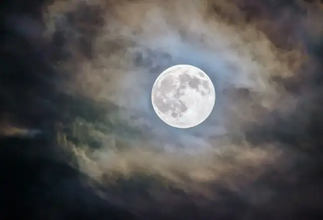 Jak obserwować Księżyc przez teleskop i nie przegapić szczegółów