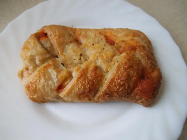 Przepis na ciasto francuskie z pomidorami i mozzarellą z Biedronki