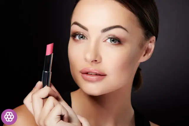 Jak dobrać idealny kolor szminki dla brunetek? Sprawdź najlepsze odcienie!