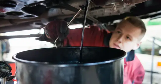 Wymiana oleju na ciepłym czy zimnym silniku – co wybrać dla bezpieczeństwa?