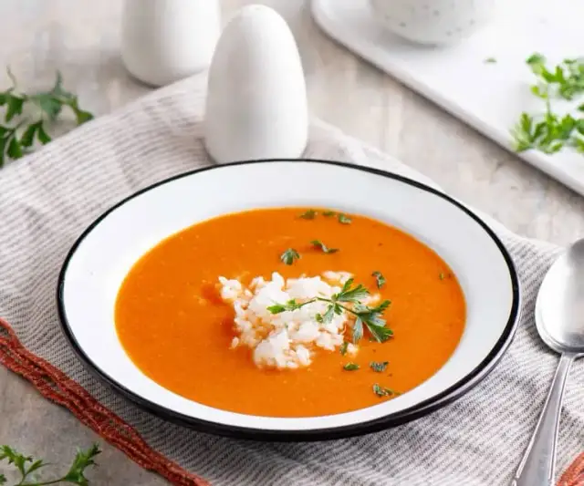 Zupa pomidorowa jak u babci - przepis na smak dzieciństwa