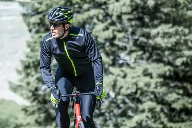 Jaką kurtkę na rower wybrać, by nie zmarznąć w deszczu?