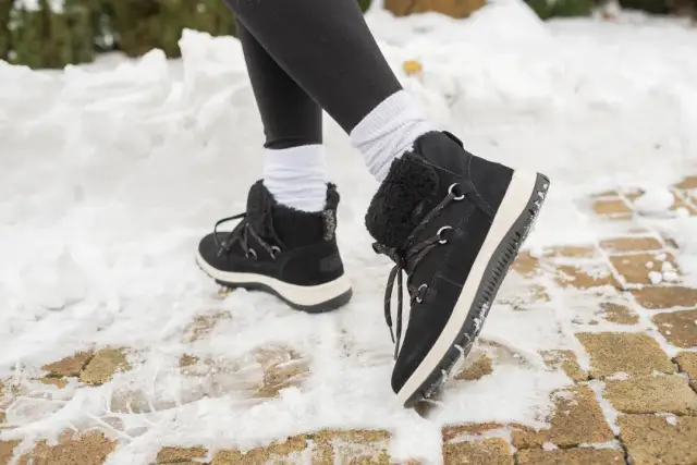 Jak sprawić, by buty nie były śliskie? Skuteczne metody poprawy przyczepności