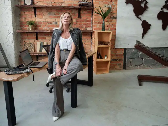 Stylizacje z popielatymi spodniami damskimi, które musisz zobaczyć