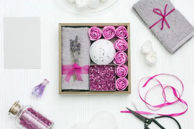 Jak zapakować miękki prezent w kreatywny sposób, który zachwyci każdego