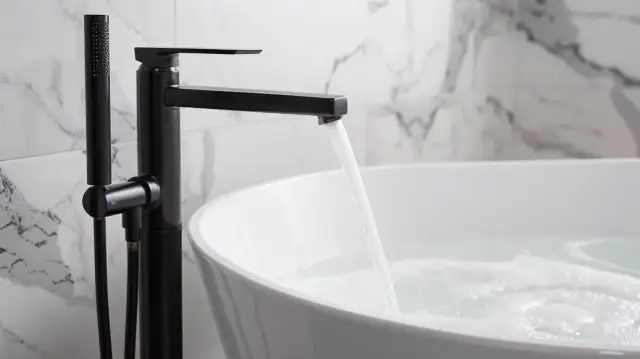 Czarna bateria wannowa Grohe: Elegancja w Twojej łazience