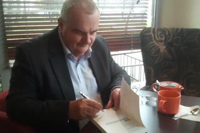 Kim jest Alex Barszczewski: Od sprzedawcy gazet do guru rozwoju