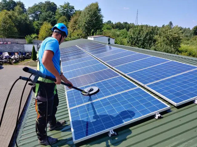 Mycie paneli fotowoltaicznych - jak i czym czyścić panele PV aby generowały więcej prądu?