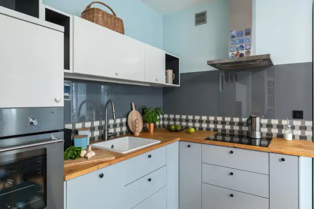 Jak umeblować wąską kuchnię, by zyskać więcej przestrzeni i stylu