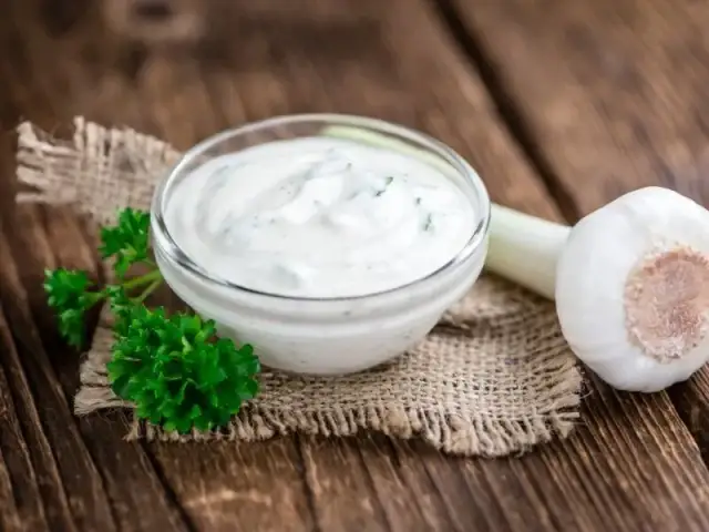 Domowy sos czosnkowy z majonezem: przepis idealny w 5 minut!