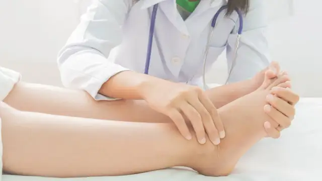 Kiedy zejdzie opuchlizna po porodzie? Poznaj czas ustępowania i porady