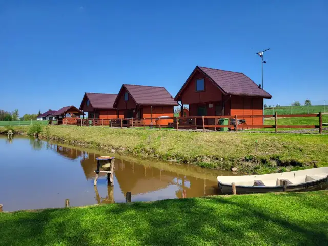 Gdzie na ryby z noclegiem? Najlepsze łowiska i domki w Polsce