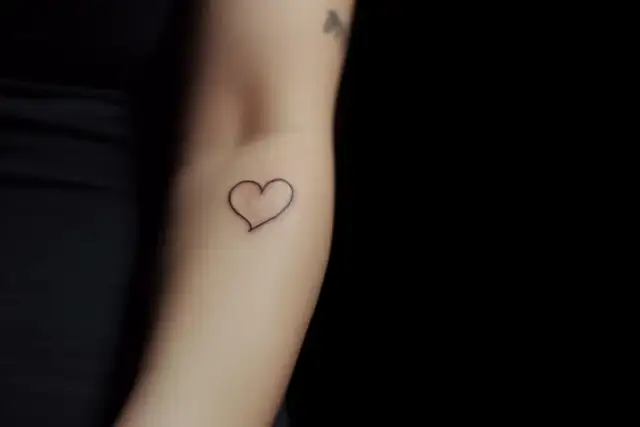 Czakra serca tatuaż: znaczenie, wzory i emocjonalny wpływ