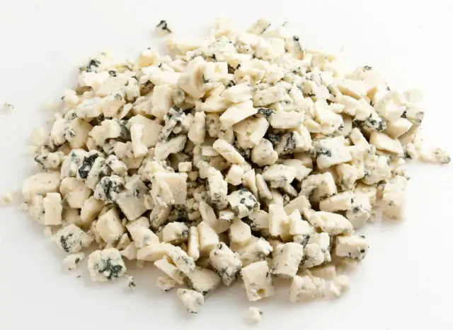 Pokruszony ser gorgonzola, idealny do sałatek, sosów i jako dodatek do pizzy. Z czym podawać? Z gruszką, orzechami, miodem.