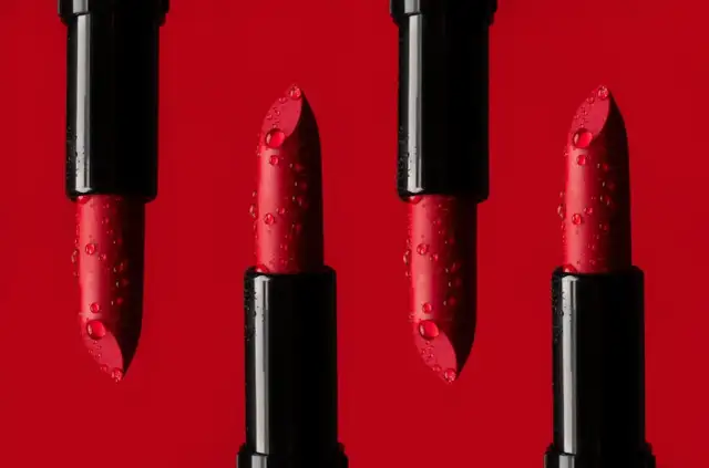 Satynowa szminka co to znaczy? Odkryj jej zalety i różnice