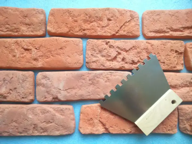 Jak układać cegły na ścianie - uniknij najczęstszych błędów i zyskaj efektowny wygląd