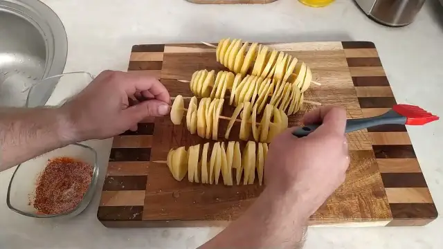 Jak smażyć frytki? Odkryj sekret chrupkości i idealnego smaku.