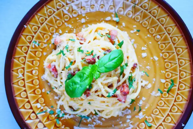 Penne Carbonara: Autentyczny przepis bez śmietany uniknij błędów!