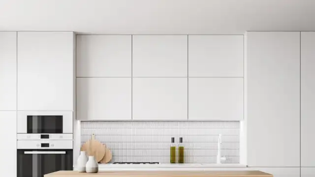 Jak wyregulować szafki kuchenne wiszące, by uniknąć krzywizn i problemów