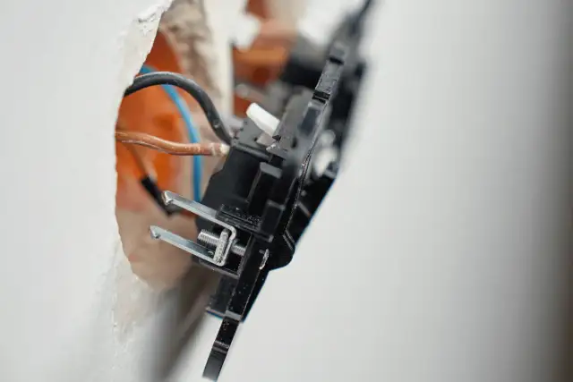 Instalacja elektryczna z widocznymi przewodami. Ważna jest obciążalność przewodów 1mm2 dla bezpieczeństwa.