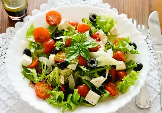 Najlepsze sosy do sałatki z fetą, które zmienią Twój posiłek