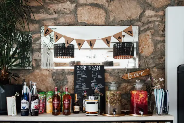 Jak stworzyć wyjątkowy drink bar na wesele DIY, który zachwyci gości