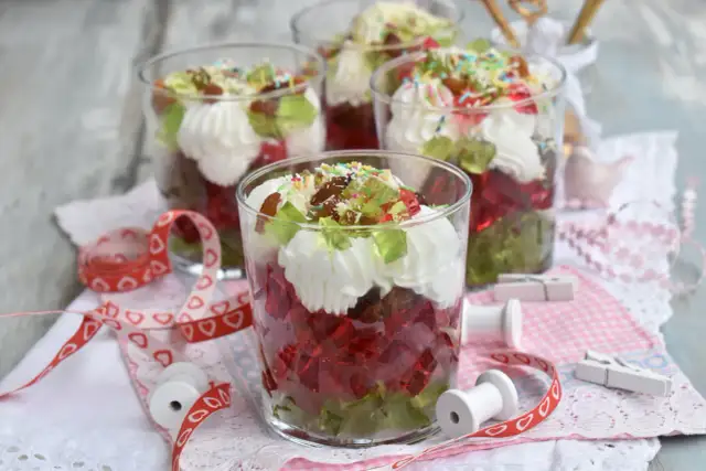 Galaretka inaczej: 15+ kreatywnych przepisów na słodko i wytrawnie