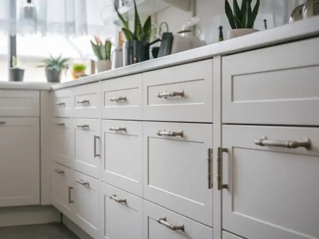 Uchwyty do kuchni: Jak wybrać idealne? Poradnik i trendy