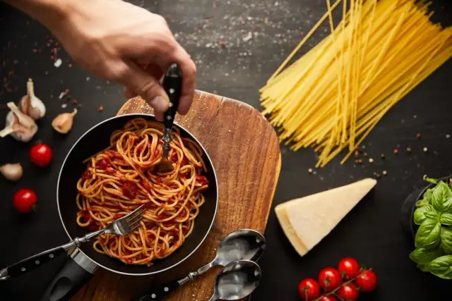 Jaki sos do spaghetti? Odkryj najlepsze przepisy i smaki