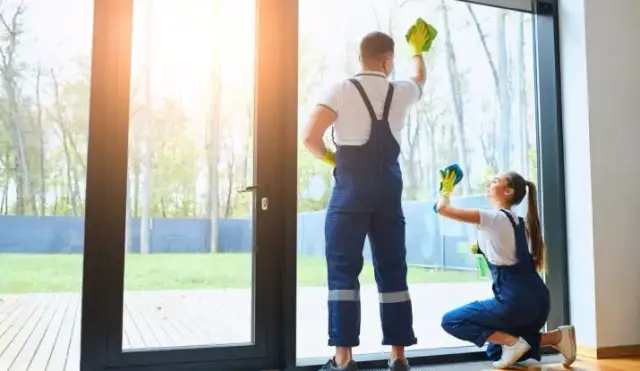 Skuteczne sposoby na czyszczenie ram okien po remoncie bez trudu
