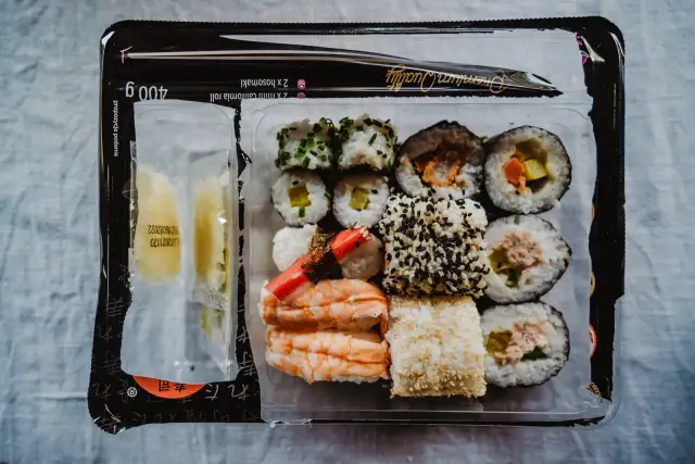 Zestaw sushi z Biedronki: rolki z łososiem, krewetkami i warzywami. Czy sushi z Biedronki jest zdrowe? To zależy od składników.