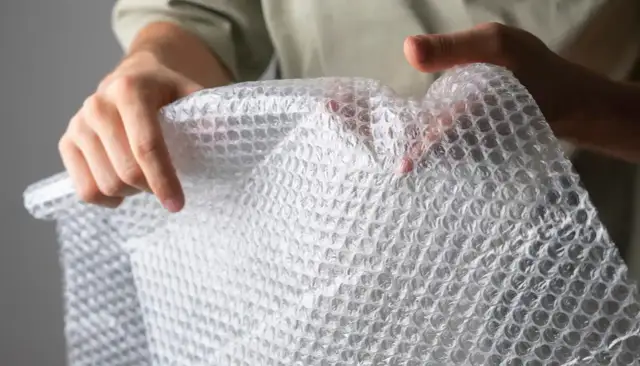 Folia bąbelkowa: gdzie wyrzucić? Proste zasady segregacji