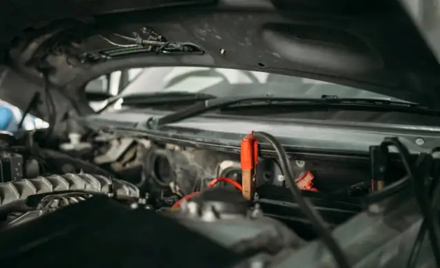Prostownik z rozruchem: jak bezpiecznie odpalić auto krok po kroku?
