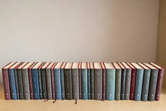 Rząd książek z numerowanymi tomami, tworzący kolekcję klasyki literatury światowej.