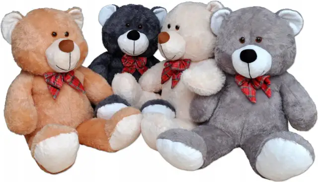 Cztery pluszowe misie w różnych kolorach (brązowy, czarny, kremowy, szary) siedzą obok siebie, każdy z czerwoną kokardką w kratkę.