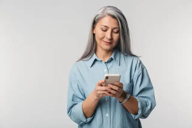 Skuteczne sposoby na ukrycie siwych odrostów w ciemnych włosach