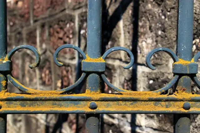 Jak usunąć starą farbę z balustrady? Skuteczne metody i porady