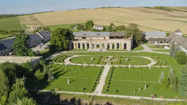 Zamek rycerski w Sobkowie: historia, atrakcje i wyjątkowe noclegi