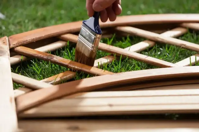 Impregnacja pergoli: Jak wybrać i zabezpieczyć drewno? Poradnik