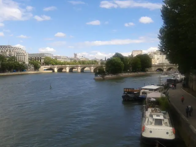 Nad jaką rzeką leży Paryż? Sekwana i jej sekrety turystyczne