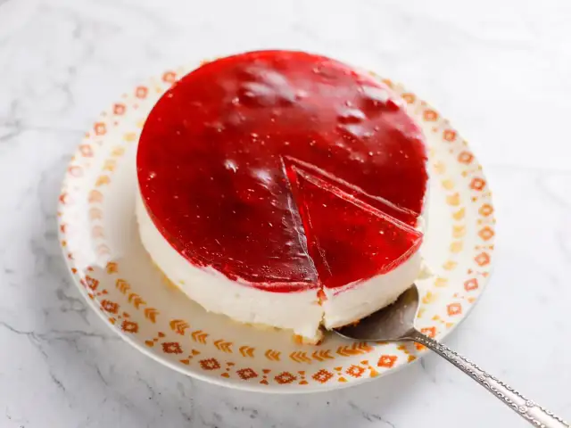 Aksamitny sernik blenderem: Jak uniknąć pękania i grudek?