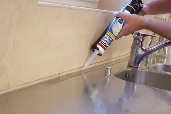 Jaki silikon do blatu kuchennego, aby uniknąć pleśni i wilgoci?