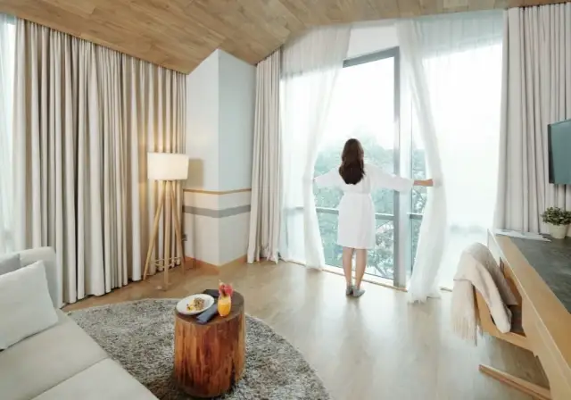 Jakie firanki wybrać do dwóch okien w pokoju, aby osiągnąć harmonię?