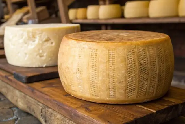 Czy Grana Padano zastąpi parmezan? Poznaj różnice i wybierz mądrze