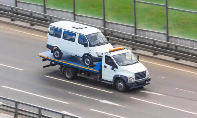 Holowanie automatu: Kiedy laweta, a kiedy linka? Uniknij awarii!