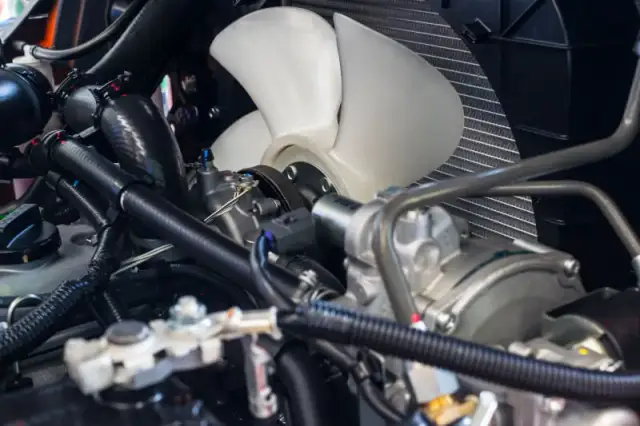 Przy jakiej temperaturze włącza się wentylator chłodnicy w Twoim aucie?