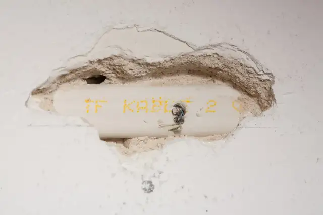 Jak połączyć przecięty kabel w ścianie i uniknąć niebezpieczeństw