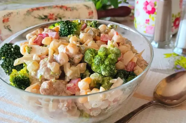 Pyszna sałatka z brokułami, makaronem, jajkiem i papryką w kremowym sosie. Idealna na szybki obiad, jak zrobić sałatkę z brokułami.