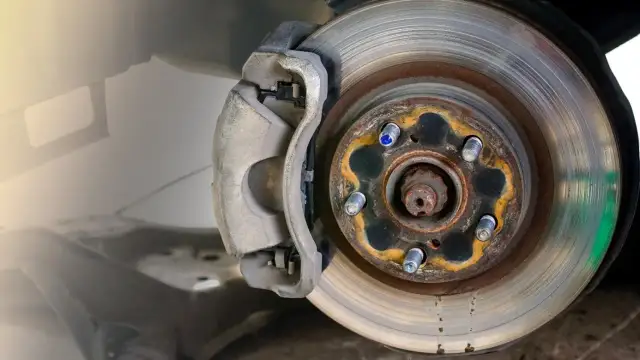 Hamulce w ciężarówce zablokowane? Odblokuj je bezpiecznie w trasie